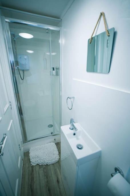 The Beach Suite - Top Floor With Easy Invest โลเวสทอฟต์ ภายนอก รูปภาพ